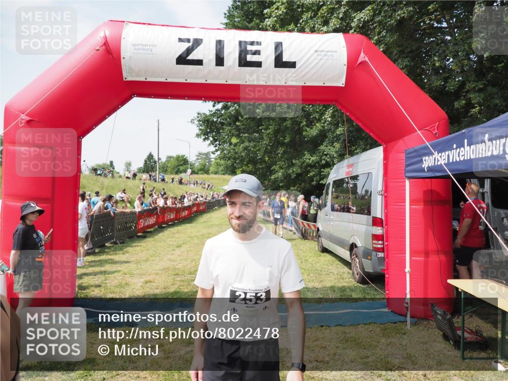 21.06.2025 - 27. Vierlanden-Triathlon MichiJ http://msf.ph/oto/8022478 15.06.2026 11:37:46 Ziel 253, 483 meine-sportfotos.de