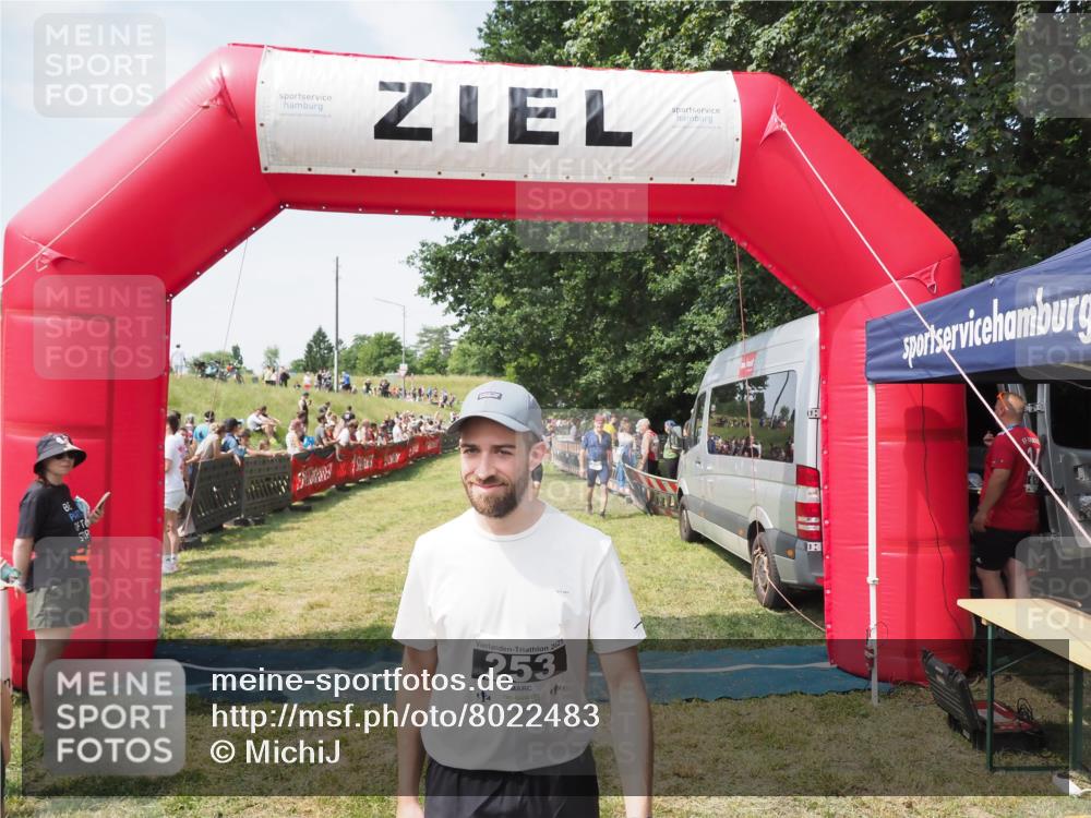 21.06.2025 - 27. Vierlanden-Triathlon MichiJ http://msf.ph/oto/8022483 15.06.2026 11:37:47 Ziel 253, 483 meine-sportfotos.de