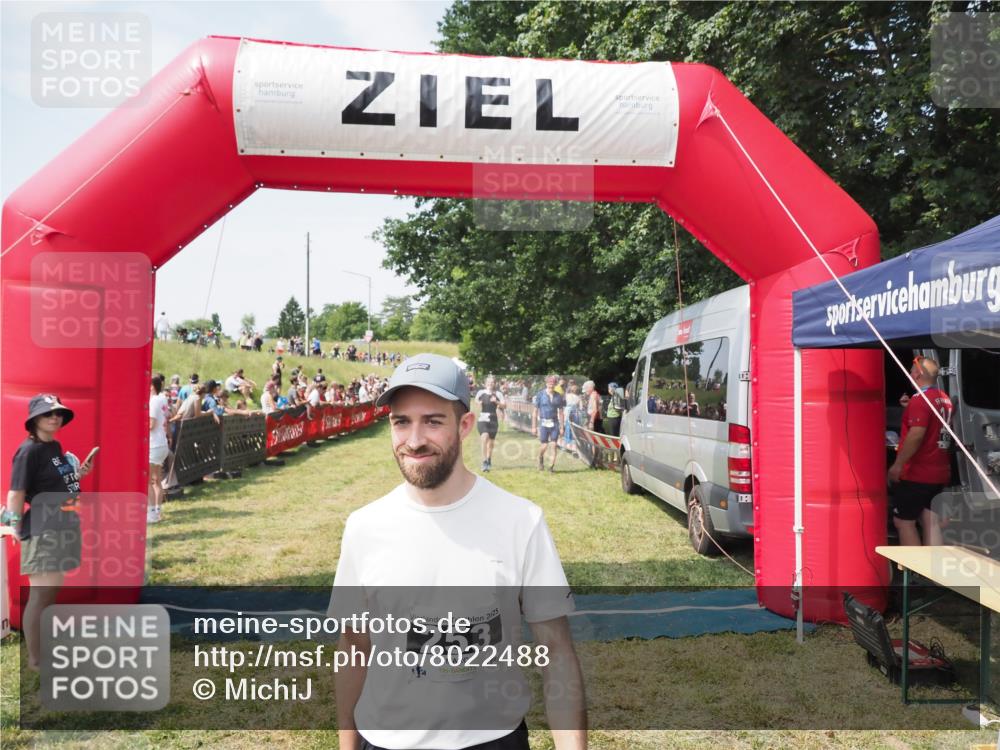 21.06.2025 - 27. Vierlanden-Triathlon MichiJ http://msf.ph/oto/8022488 15.06.2026 11:37:47 Ziel 253, 483 meine-sportfotos.de