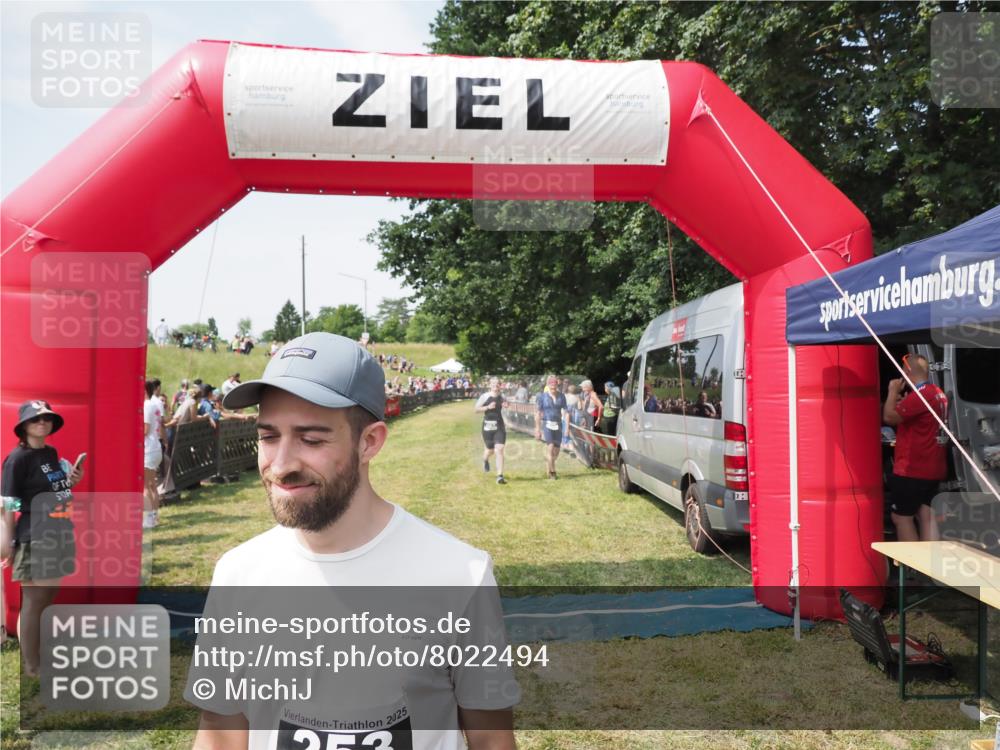 21.06.2025 - 27. Vierlanden-Triathlon MichiJ http://msf.ph/oto/8022494 15.06.2026 11:37:47 Ziel 253, 483 meine-sportfotos.de