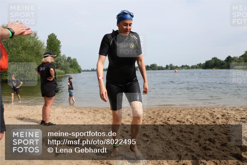 15.06.2025 - 27. Vierlanden-Triathlon Lena Gebhardt http://msf.ph/oto/8022495 15.06.2025 10:20:30 Schwimmen 619 meine-sportfotos.de