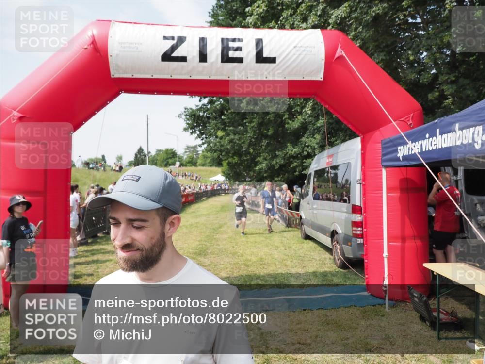 21.06.2025 - 27. Vierlanden-Triathlon MichiJ http://msf.ph/oto/8022500 15.06.2026 11:37:47 Ziel 253, 483 meine-sportfotos.de