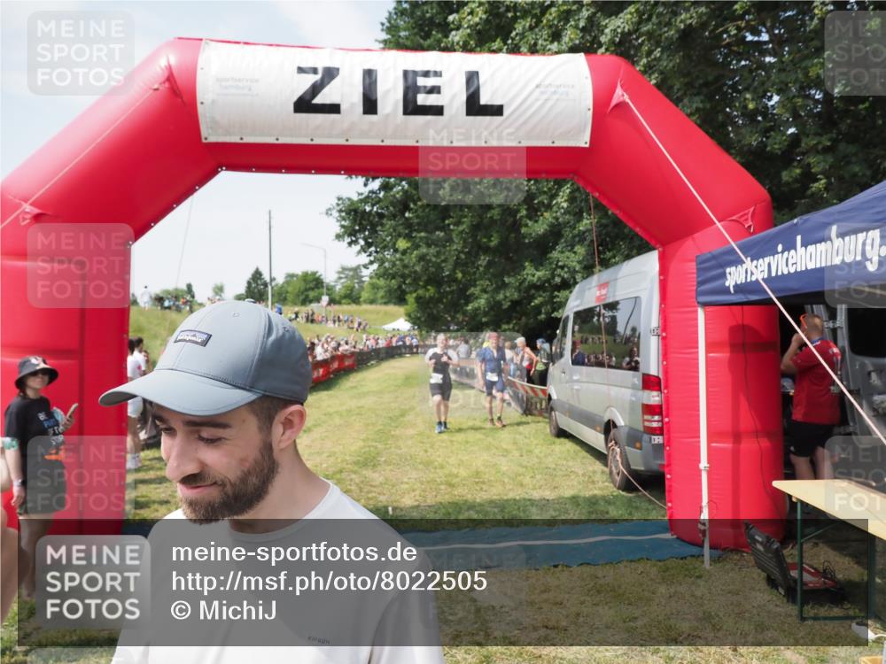 21.06.2025 - 27. Vierlanden-Triathlon MichiJ http://msf.ph/oto/8022505 15.06.2026 11:37:47 Ziel 253, 483 meine-sportfotos.de