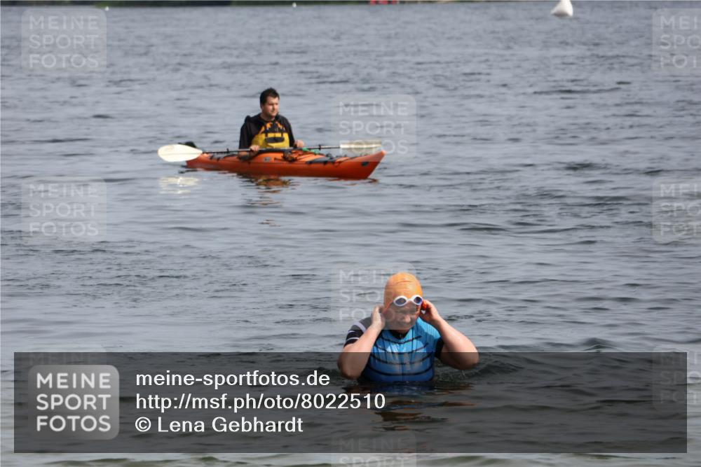 15.06.2025 - 27. Vierlanden-Triathlon Lena Gebhardt http://msf.ph/oto/8022510 15.06.2025 10:21:47 Schwimmen  meine-sportfotos.de