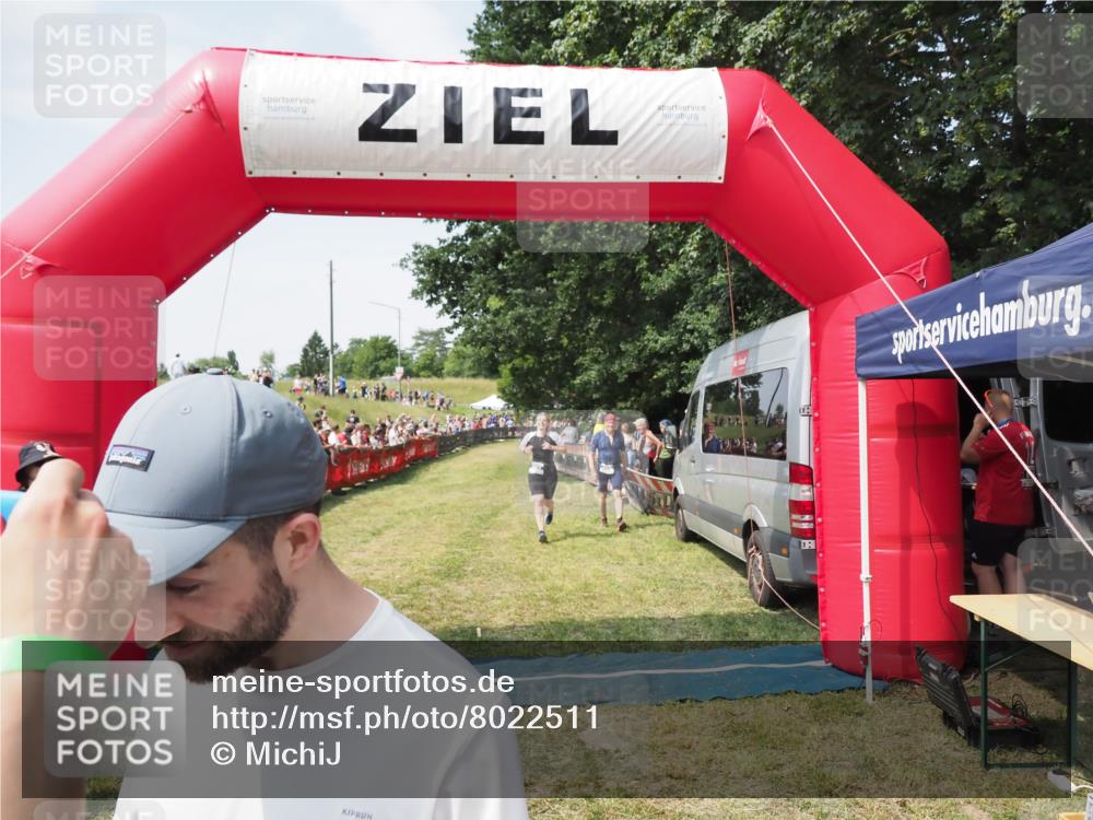 21.06.2025 - 27. Vierlanden-Triathlon MichiJ http://msf.ph/oto/8022511 15.06.2026 11:37:48 Ziel 253, 483 meine-sportfotos.de
