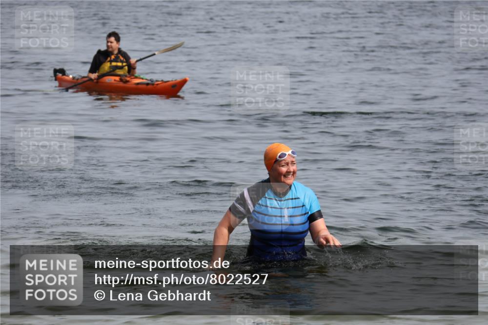 15.06.2025 - 27. Vierlanden-Triathlon Lena Gebhardt http://msf.ph/oto/8022527 15.06.2025 10:21:50 Schwimmen 538 meine-sportfotos.de