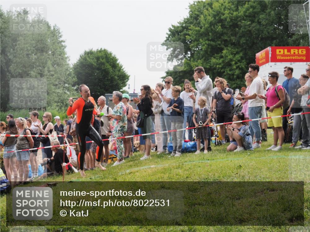 15.06.2025 - 27. Vierlanden-Triathlon KatJ http://msf.ph/oto/8022531 15.06.2025 10:55:19 Schwimmen 661, 725 meine-sportfotos.de
