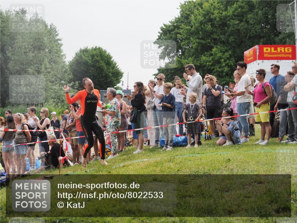 15.06.2025 - 27. Vierlanden-Triathlon KatJ http://msf.ph/oto/8022533 15.06.2025 10:55:19 Schwimmen 661, 725 meine-sportfotos.de