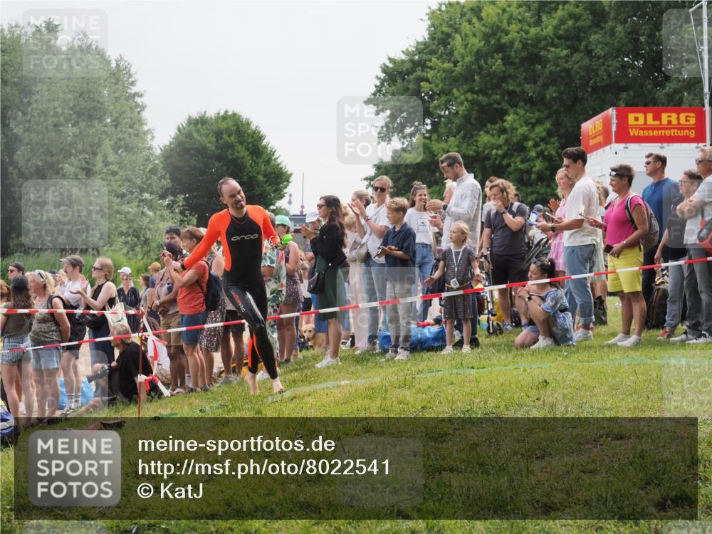 15.06.2025 - 27. Vierlanden-Triathlon KatJ http://msf.ph/oto/8022541 15.06.2025 10:55:19 Schwimmen 661, 725 meine-sportfotos.de