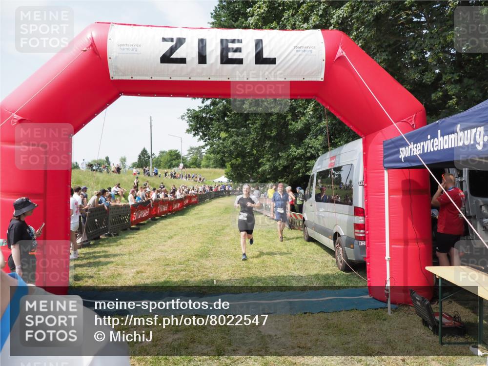 21.06.2025 - 27. Vierlanden-Triathlon MichiJ http://msf.ph/oto/8022547 15.06.2026 11:37:48 Ziel 253, 483 meine-sportfotos.de