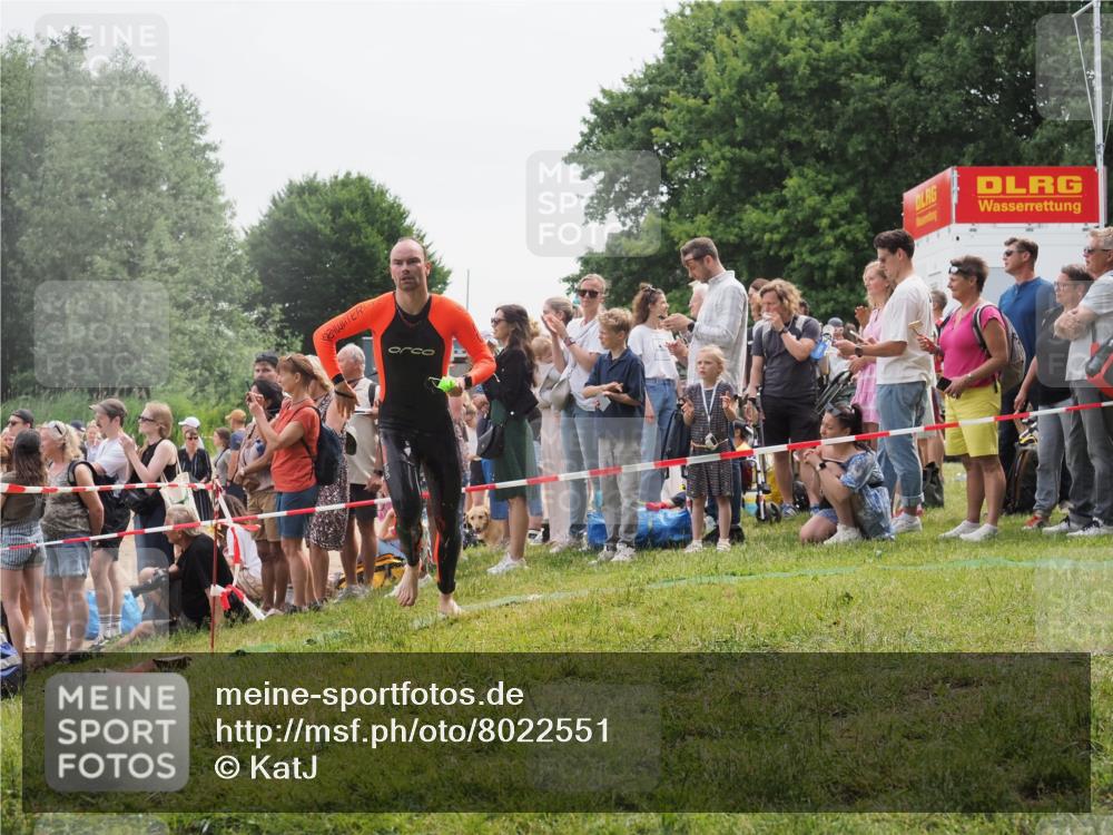 15.06.2025 - 27. Vierlanden-Triathlon KatJ http://msf.ph/oto/8022551 15.06.2025 10:55:20 Schwimmen 661, 725 meine-sportfotos.de
