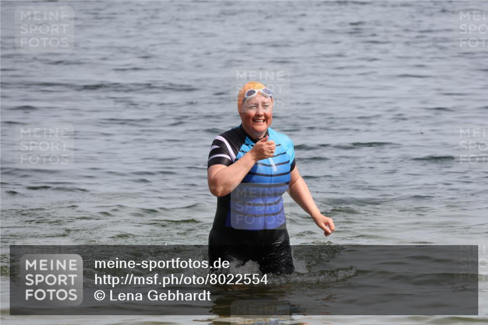 15.06.2025 - 27. Vierlanden-Triathlon Lena Gebhardt http://msf.ph/oto/8022554 15.06.2025 10:21:52 Schwimmen 538 meine-sportfotos.de
