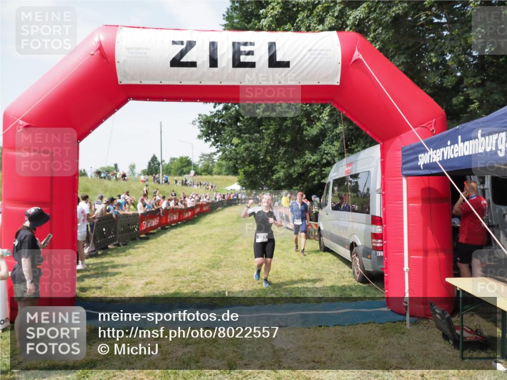 21.06.2025 - 27. Vierlanden-Triathlon MichiJ http://msf.ph/oto/8022557 15.06.2026 11:37:49 Ziel 253, 483 meine-sportfotos.de