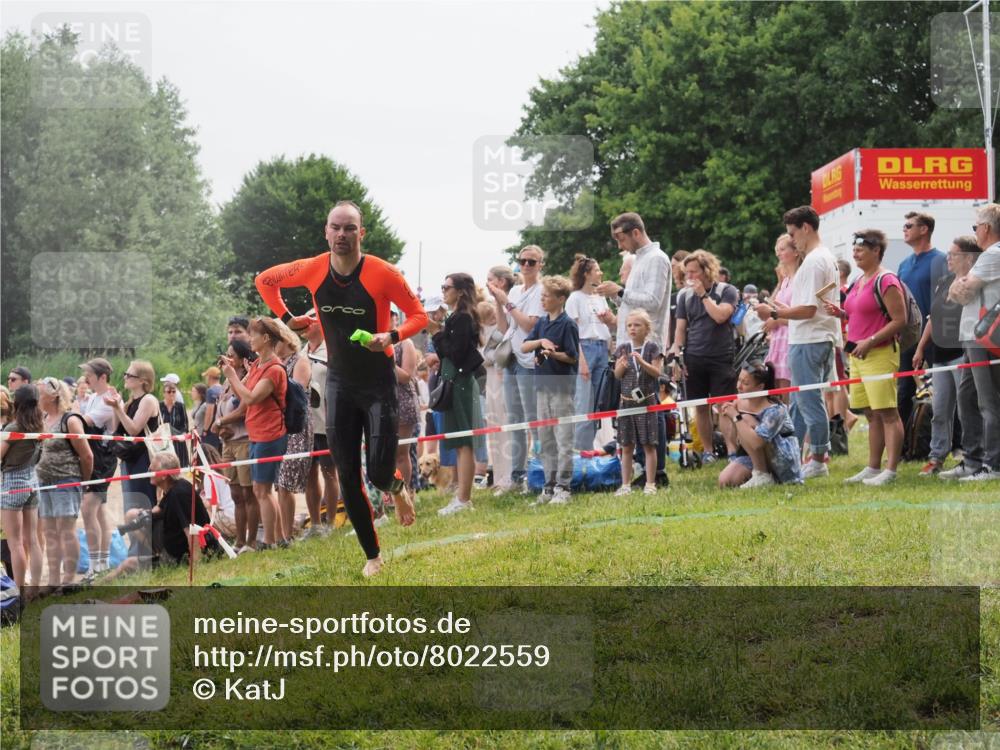 15.06.2025 - 27. Vierlanden-Triathlon KatJ http://msf.ph/oto/8022559 15.06.2025 10:55:20 Schwimmen 661, 725 meine-sportfotos.de