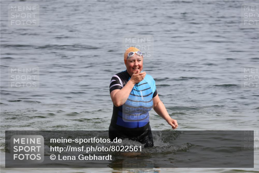 15.06.2025 - 27. Vierlanden-Triathlon Lena Gebhardt http://msf.ph/oto/8022561 15.06.2025 10:21:52 Schwimmen 538 meine-sportfotos.de