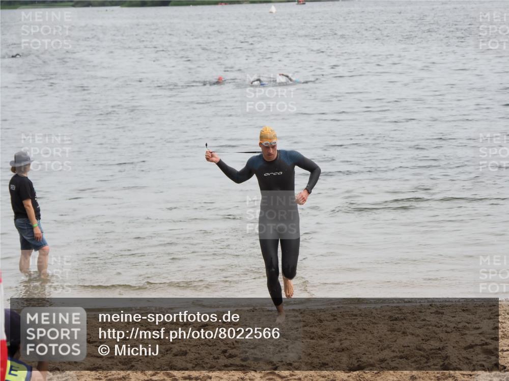 21.06.2025 - 27. Vierlanden-Triathlon MichiJ http://msf.ph/oto/8022566 15.06.2026 10:53:06 Schwimmen 638 meine-sportfotos.de