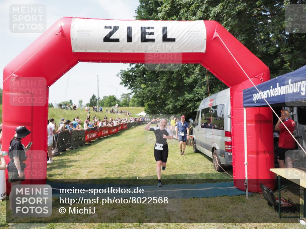 21.06.2025 - 27. Vierlanden-Triathlon MichiJ http://msf.ph/oto/8022568 15.06.2026 11:37:49 Ziel 253, 483 meine-sportfotos.de
