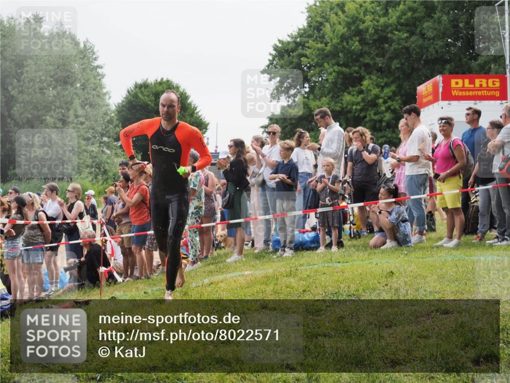 15.06.2025 - 27. Vierlanden-Triathlon KatJ http://msf.ph/oto/8022571 15.06.2025 10:55:21 Schwimmen 661, 725 meine-sportfotos.de