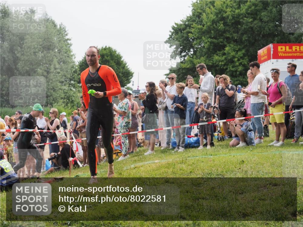 15.06.2025 - 27. Vierlanden-Triathlon KatJ http://msf.ph/oto/8022581 15.06.2025 10:55:21 Schwimmen 661, 725 meine-sportfotos.de