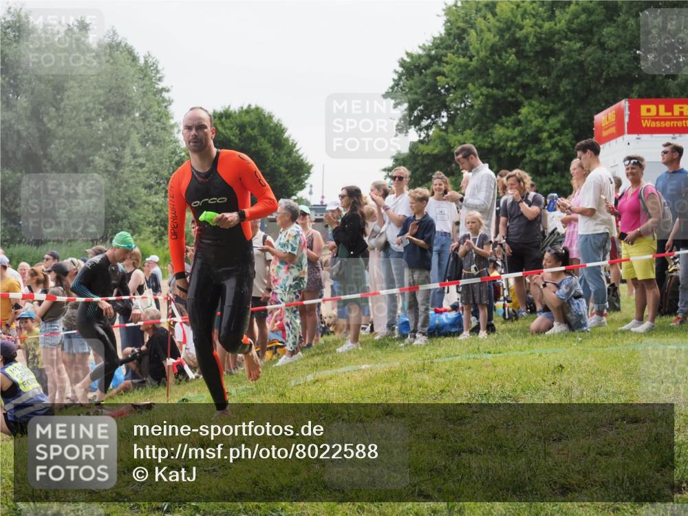 15.06.2025 - 27. Vierlanden-Triathlon KatJ http://msf.ph/oto/8022588 15.06.2025 10:55:21 Schwimmen 661, 725 meine-sportfotos.de