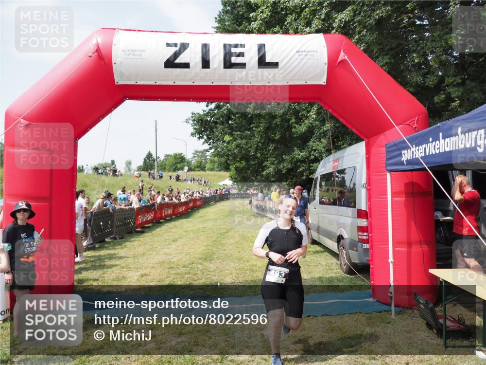 21.06.2025 - 27. Vierlanden-Triathlon MichiJ http://msf.ph/oto/8022596 15.06.2026 11:37:50 Ziel 253, 483 meine-sportfotos.de