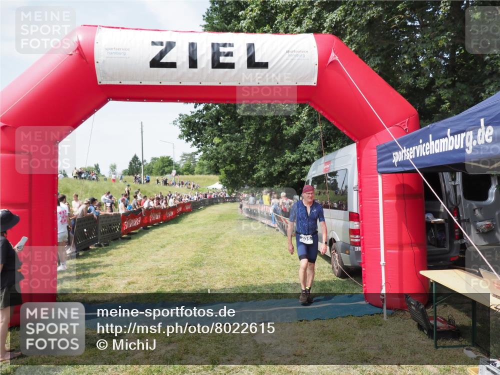 21.06.2025 - 27. Vierlanden-Triathlon MichiJ http://msf.ph/oto/8022615 15.06.2026 11:37:53 Ziel 483 meine-sportfotos.de