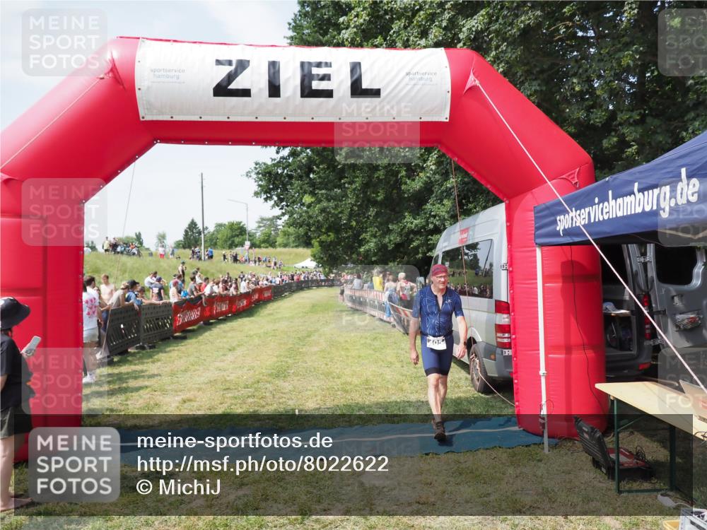 21.06.2025 - 27. Vierlanden-Triathlon MichiJ http://msf.ph/oto/8022622 15.06.2026 11:37:53 Ziel 483 meine-sportfotos.de