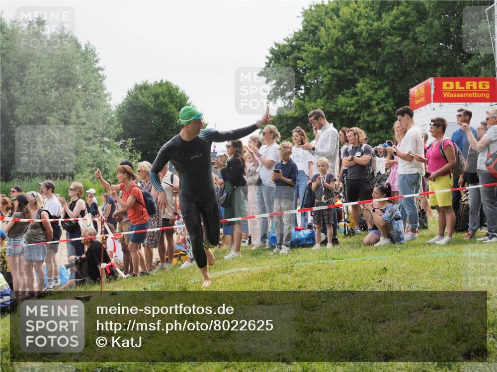 15.06.2025 - 27. Vierlanden-Triathlon KatJ http://msf.ph/oto/8022625 15.06.2025 10:55:22 Schwimmen 661, 725, 740 meine-sportfotos.de