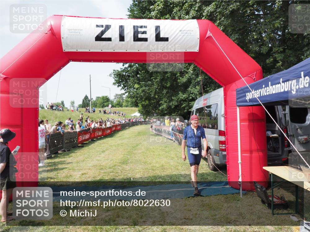 21.06.2025 - 27. Vierlanden-Triathlon MichiJ http://msf.ph/oto/8022630 15.06.2026 11:37:53 Ziel 483 meine-sportfotos.de