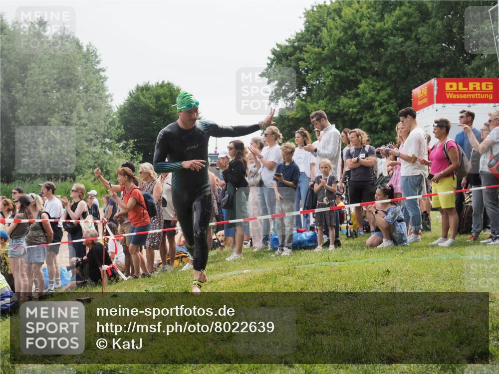 15.06.2025 - 27. Vierlanden-Triathlon KatJ http://msf.ph/oto/8022639 15.06.2025 10:55:23 Schwimmen 661, 725, 740 meine-sportfotos.de