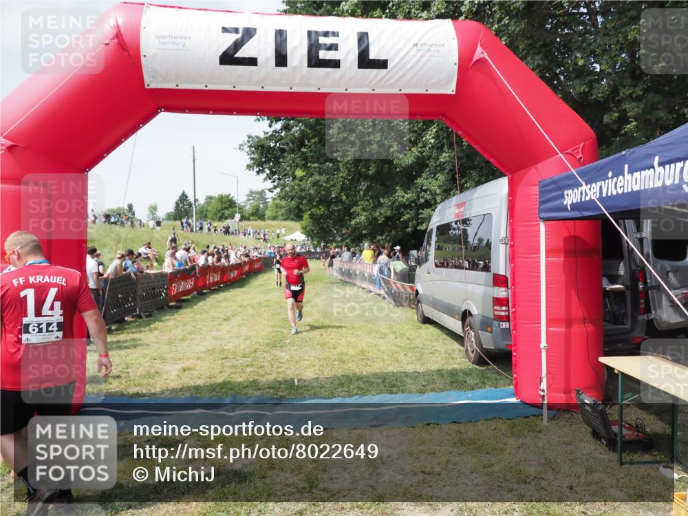 21.06.2025 - 27. Vierlanden-Triathlon MichiJ http://msf.ph/oto/8022649 15.06.2026 11:38:22 Ziel 417, 479 meine-sportfotos.de
