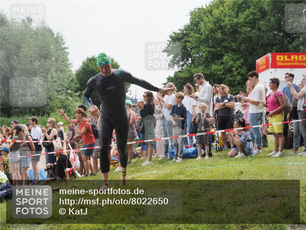 15.06.2025 - 27. Vierlanden-Triathlon KatJ http://msf.ph/oto/8022650 15.06.2025 10:55:23 Schwimmen 661, 725, 740 meine-sportfotos.de