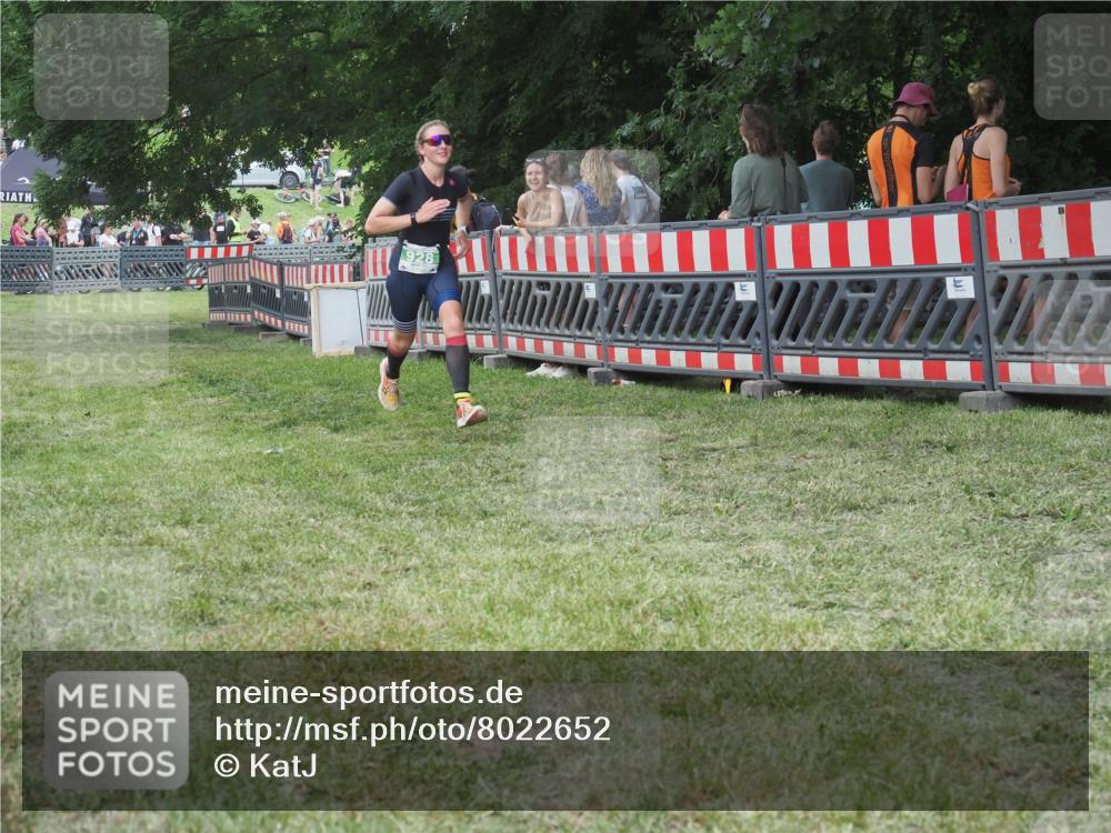 21.06.2025 - 27. Vierlanden-Triathlon KatJ http://msf.ph/oto/8022652 15.06.2025 13:22:12 Ziel 928 meine-sportfotos.de