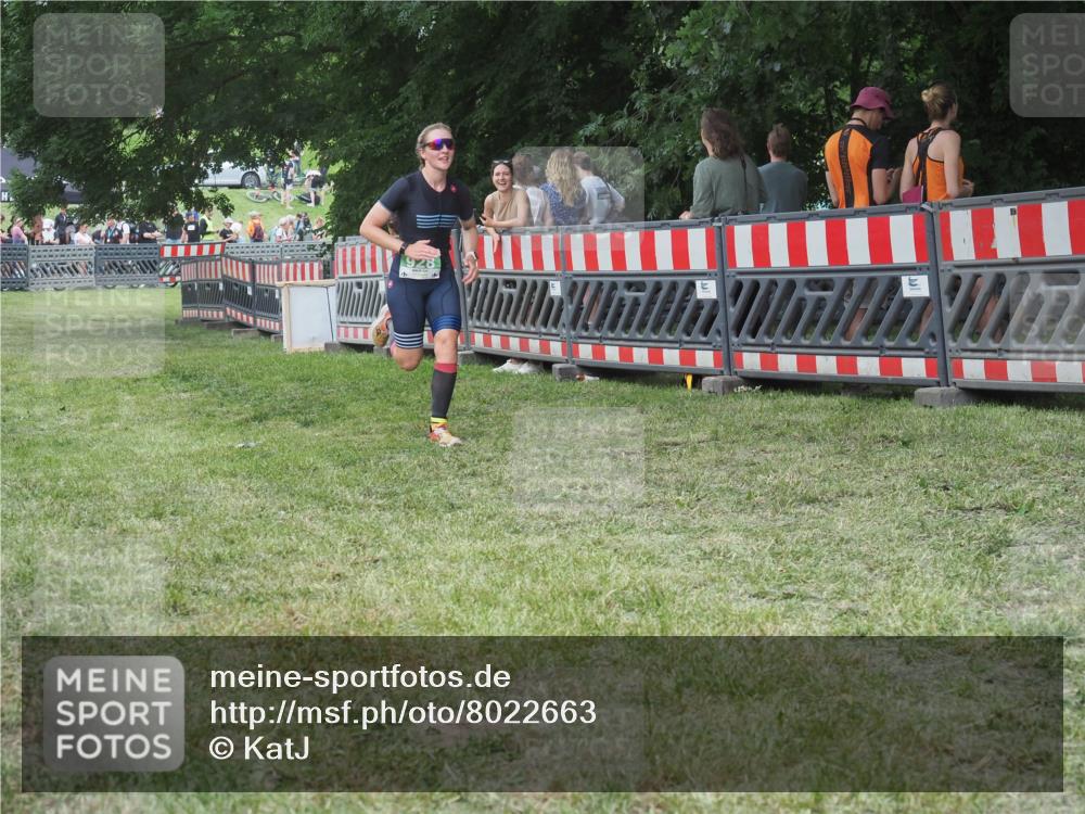 21.06.2025 - 27. Vierlanden-Triathlon KatJ http://msf.ph/oto/8022663 15.06.2025 13:22:13 Ziel 928 meine-sportfotos.de
