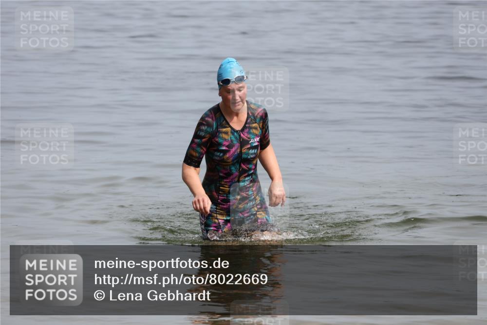 15.06.2025 - 27. Vierlanden-Triathlon Lena Gebhardt http://msf.ph/oto/8022669 15.06.2025 10:23:02 Schwimmen  meine-sportfotos.de