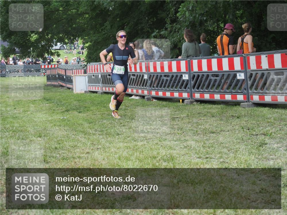 21.06.2025 - 27. Vierlanden-Triathlon KatJ http://msf.ph/oto/8022670 15.06.2025 13:22:13 Ziel 928 meine-sportfotos.de