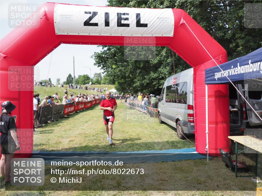 21.06.2025 - 27. Vierlanden-Triathlon MichiJ http://msf.ph/oto/8022673 15.06.2026 11:38:23 Ziel 417, 479 meine-sportfotos.de