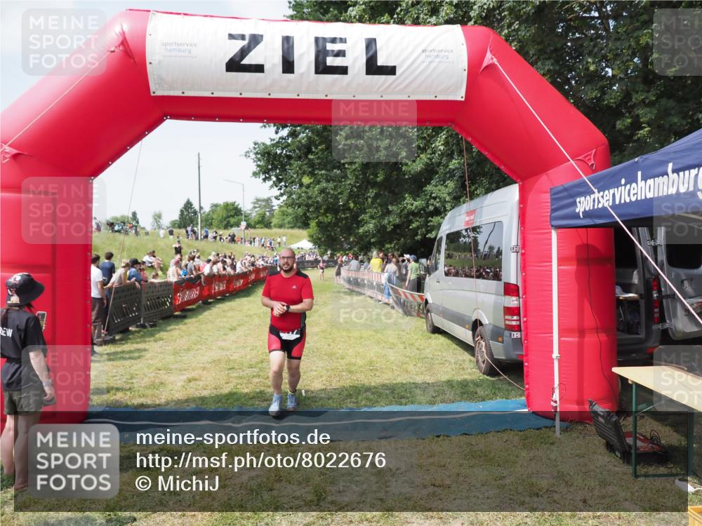 21.06.2025 - 27. Vierlanden-Triathlon MichiJ http://msf.ph/oto/8022676 15.06.2026 11:38:23 Ziel 417, 479 meine-sportfotos.de