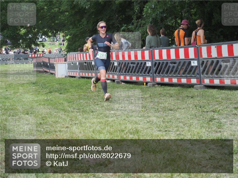 21.06.2025 - 27. Vierlanden-Triathlon KatJ http://msf.ph/oto/8022679 15.06.2025 13:22:13 Ziel 928 meine-sportfotos.de