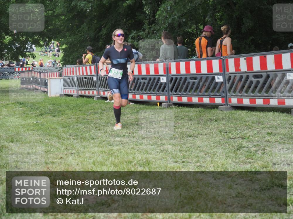21.06.2025 - 27. Vierlanden-Triathlon KatJ http://msf.ph/oto/8022687 15.06.2025 13:22:13 Ziel 928 meine-sportfotos.de