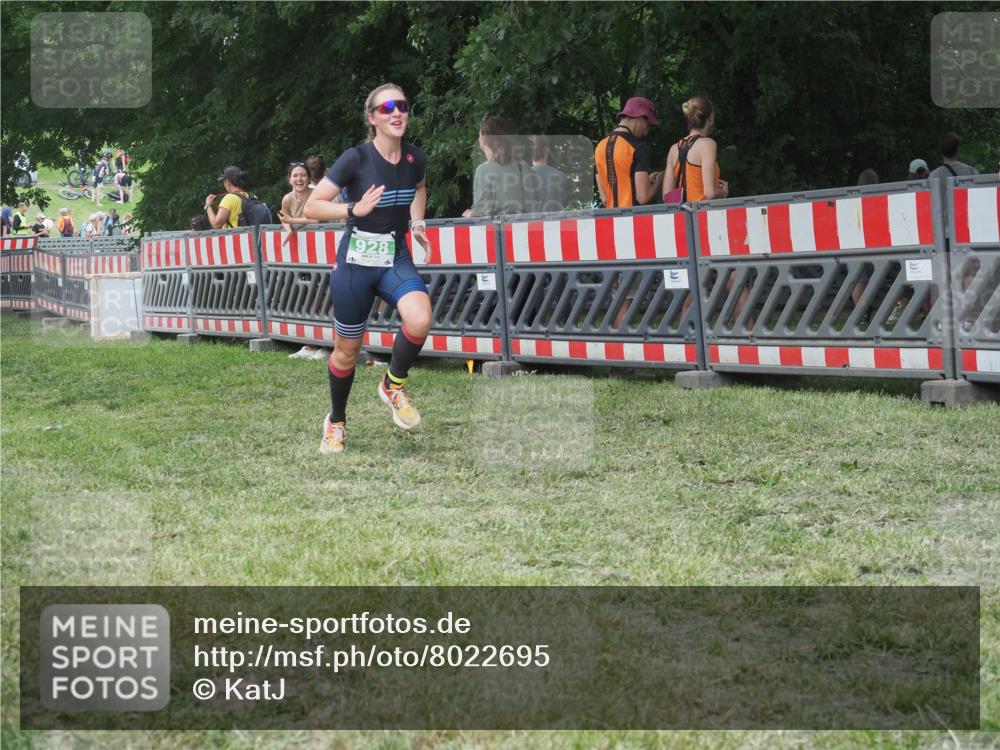 21.06.2025 - 27. Vierlanden-Triathlon KatJ http://msf.ph/oto/8022695 15.06.2025 13:22:13 Ziel 928 meine-sportfotos.de
