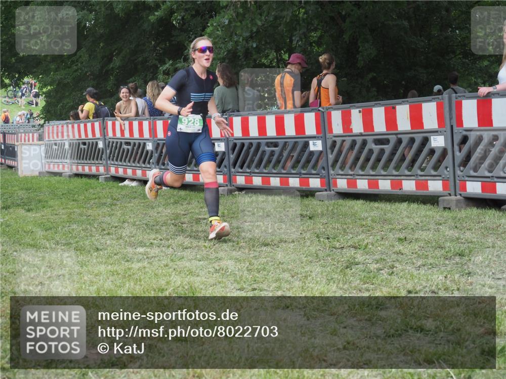 21.06.2025 - 27. Vierlanden-Triathlon KatJ http://msf.ph/oto/8022703 15.06.2025 13:22:13 Ziel 928 meine-sportfotos.de