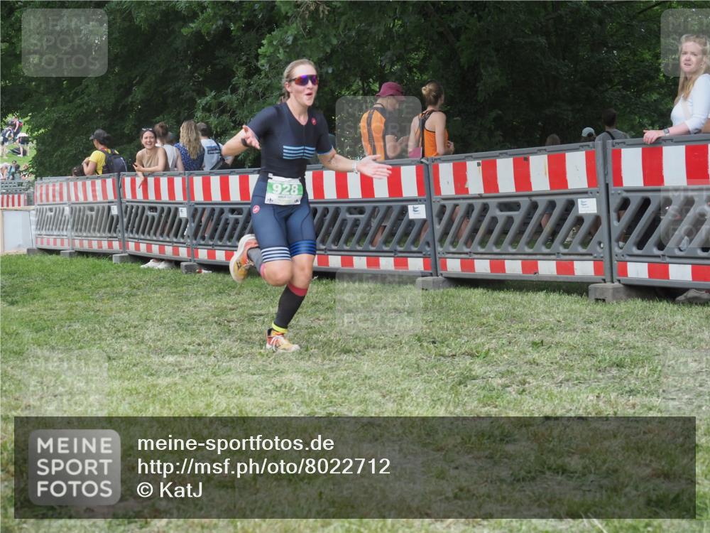21.06.2025 - 27. Vierlanden-Triathlon KatJ http://msf.ph/oto/8022712 15.06.2025 13:22:13 Ziel 928 meine-sportfotos.de