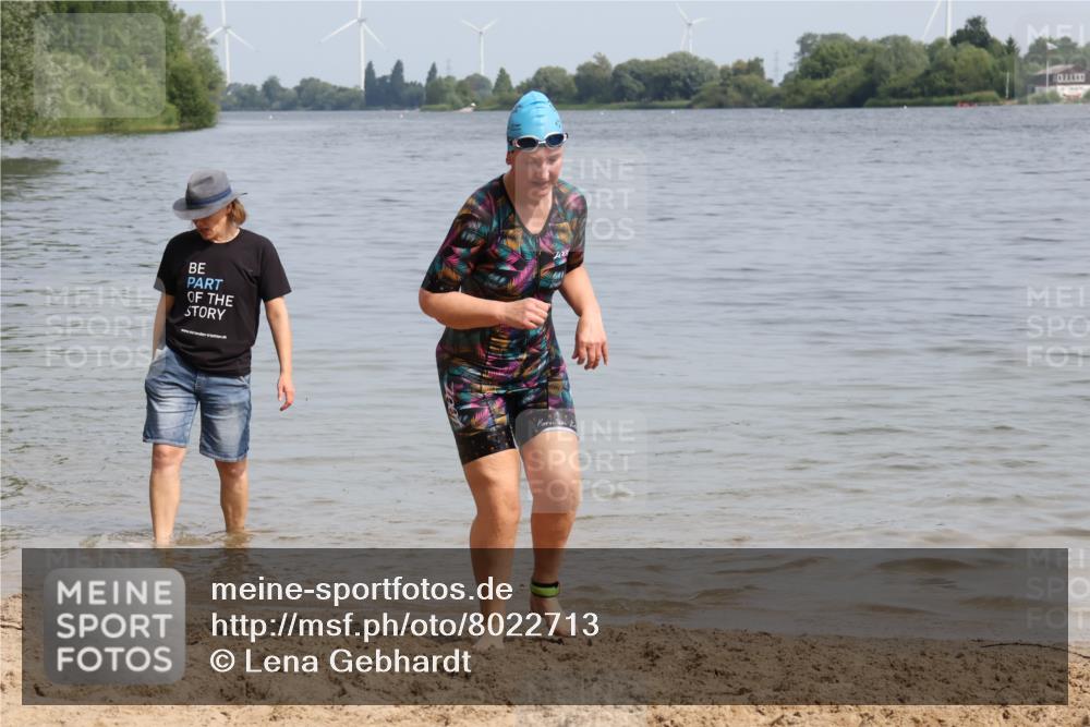 15.06.2025 - 27. Vierlanden-Triathlon Lena Gebhardt http://msf.ph/oto/8022713 15.06.2025 10:23:11 Schwimmen 531 meine-sportfotos.de