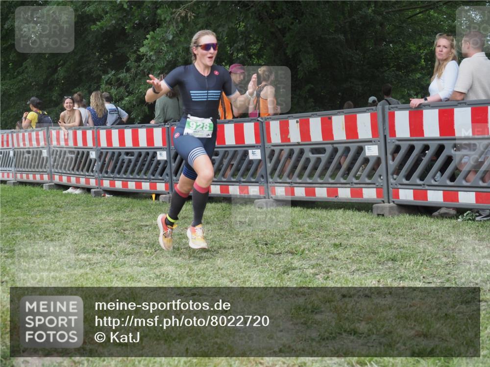 21.06.2025 - 27. Vierlanden-Triathlon KatJ http://msf.ph/oto/8022720 15.06.2025 13:22:13 Ziel 928 meine-sportfotos.de