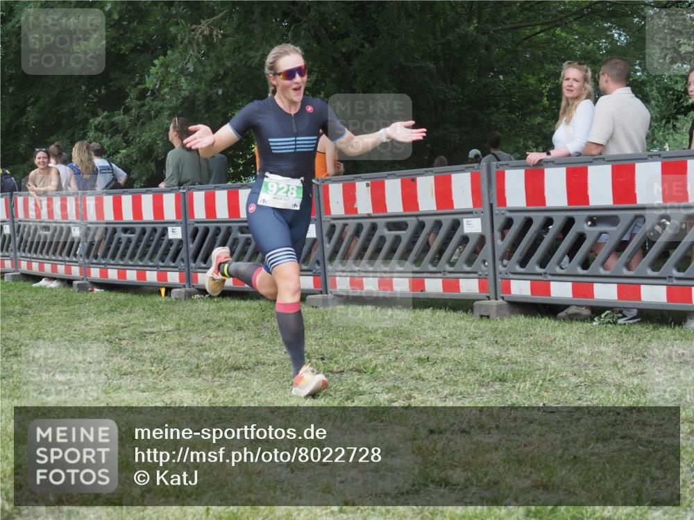 21.06.2025 - 27. Vierlanden-Triathlon KatJ http://msf.ph/oto/8022728 15.06.2025 13:22:13 Ziel 928 meine-sportfotos.de
