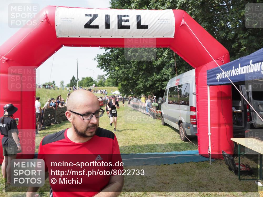 21.06.2025 - 27. Vierlanden-Triathlon MichiJ http://msf.ph/oto/8022733 15.06.2026 11:38:25 Ziel 417, 479, 499 meine-sportfotos.de