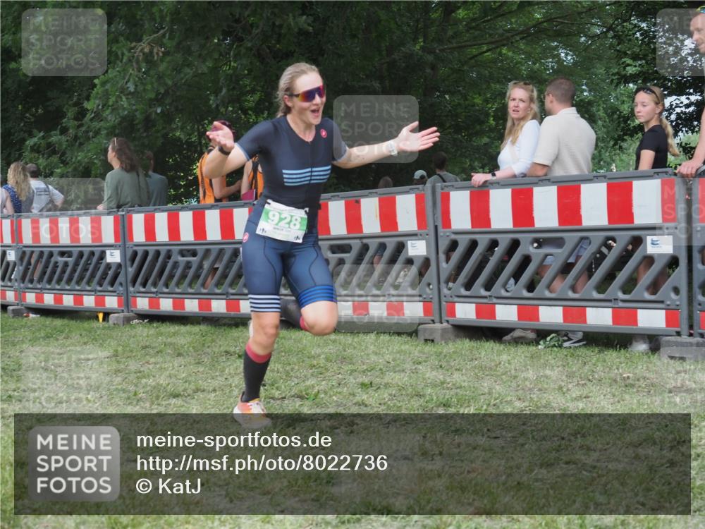 21.06.2025 - 27. Vierlanden-Triathlon KatJ http://msf.ph/oto/8022736 15.06.2025 13:22:14 Ziel 928 meine-sportfotos.de