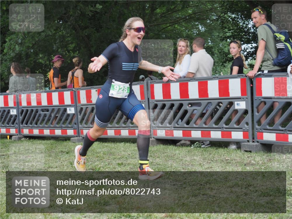 21.06.2025 - 27. Vierlanden-Triathlon KatJ http://msf.ph/oto/8022743 15.06.2025 13:22:14 Ziel 928 meine-sportfotos.de
