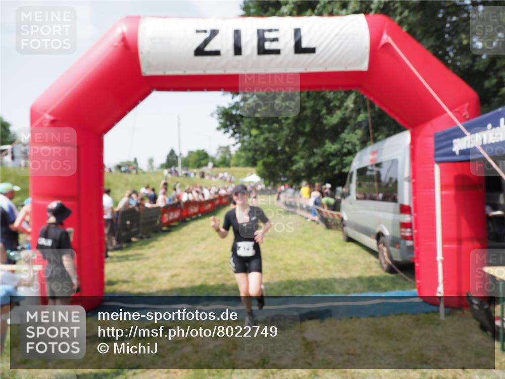 21.06.2025 - 27. Vierlanden-Triathlon MichiJ http://msf.ph/oto/8022749 15.06.2026 11:38:26 Ziel 417, 479, 499 meine-sportfotos.de